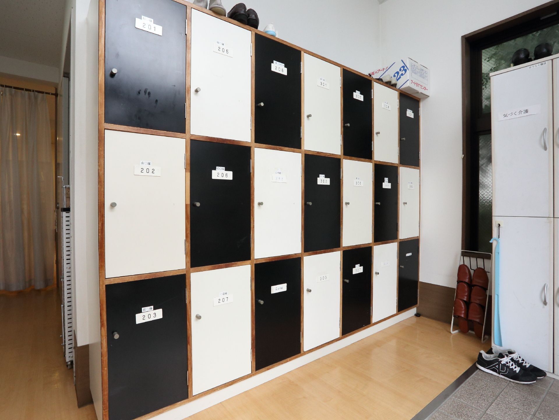 入居者が自分の靴と上履きを収納する靴箱。それぞれの蓋でチェッカーフラッグのような特徴的なデザインになっている。