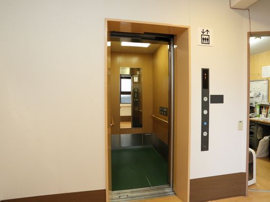 エレベーター内部