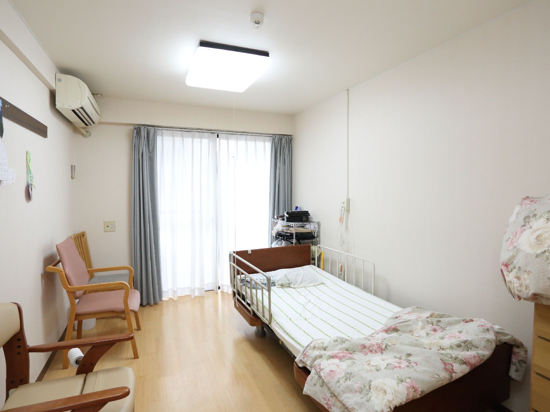 入居者それぞれに割り当てられる個室の様子。介護用ベッドが備え付けになっていて、窓はベランダになっている。