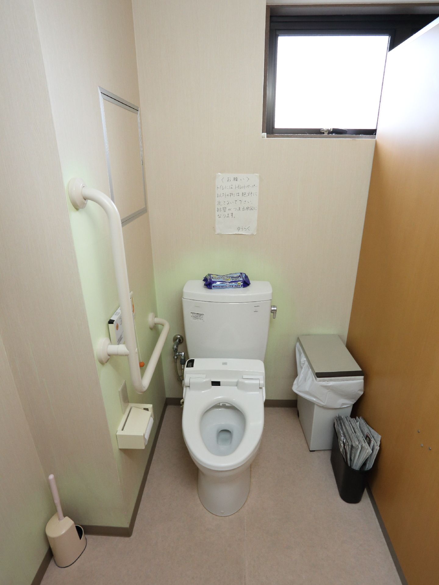 トイレには、ナースコールが付いている。手すりが設置されている。温水洗浄便座は高齢者にとって嬉しい機能である。
