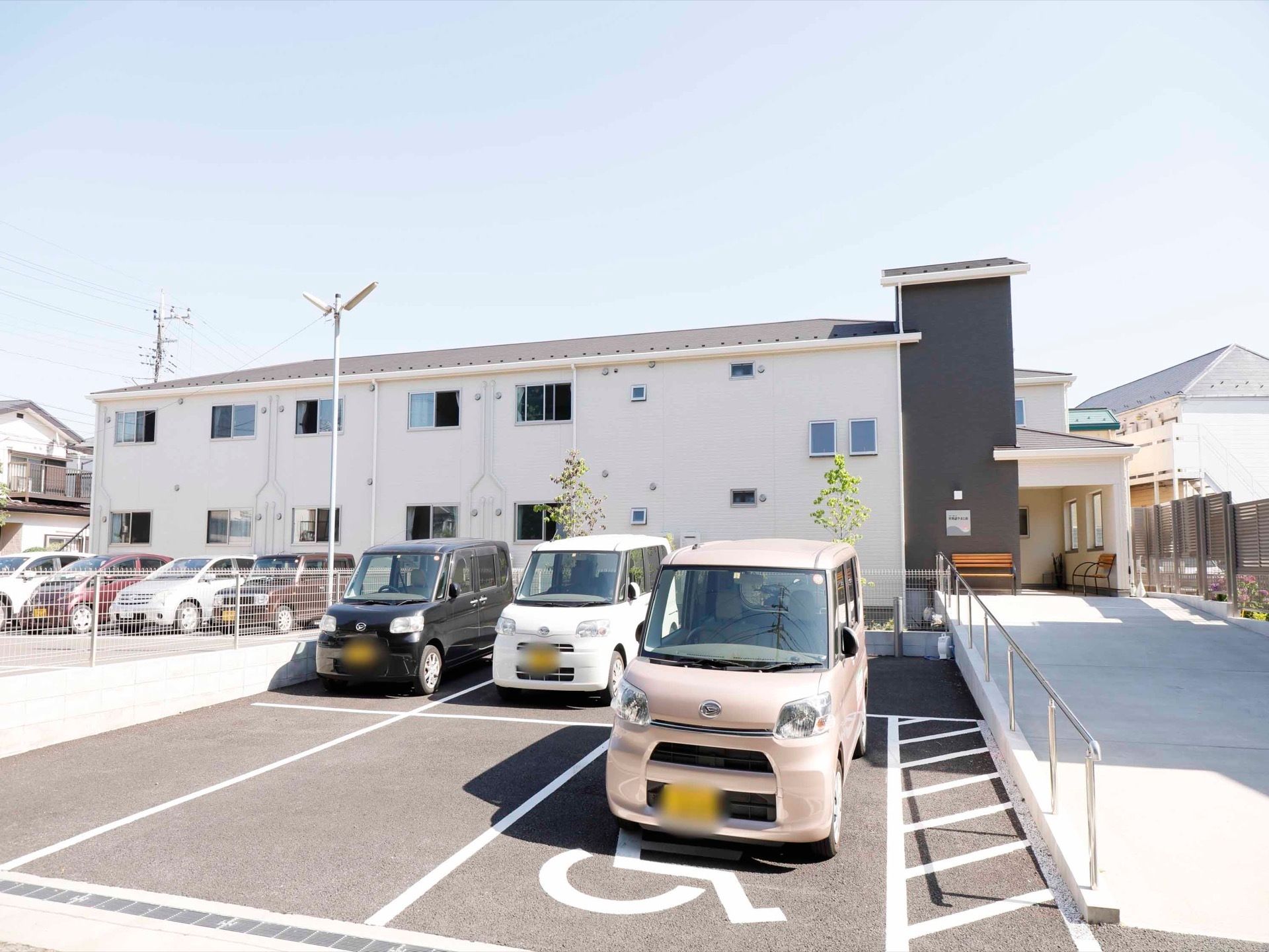 館内を出るとなだらかなスロープがあり、降りると駐車場にたどりつく。車椅子専用の駐車場も完備している。