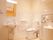 白色を基調とした、スタイリッシュなデザインのトイレである。手洗い場やオストメイト、手すりを完備している。