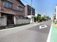 静かな住宅街の交差点の様子