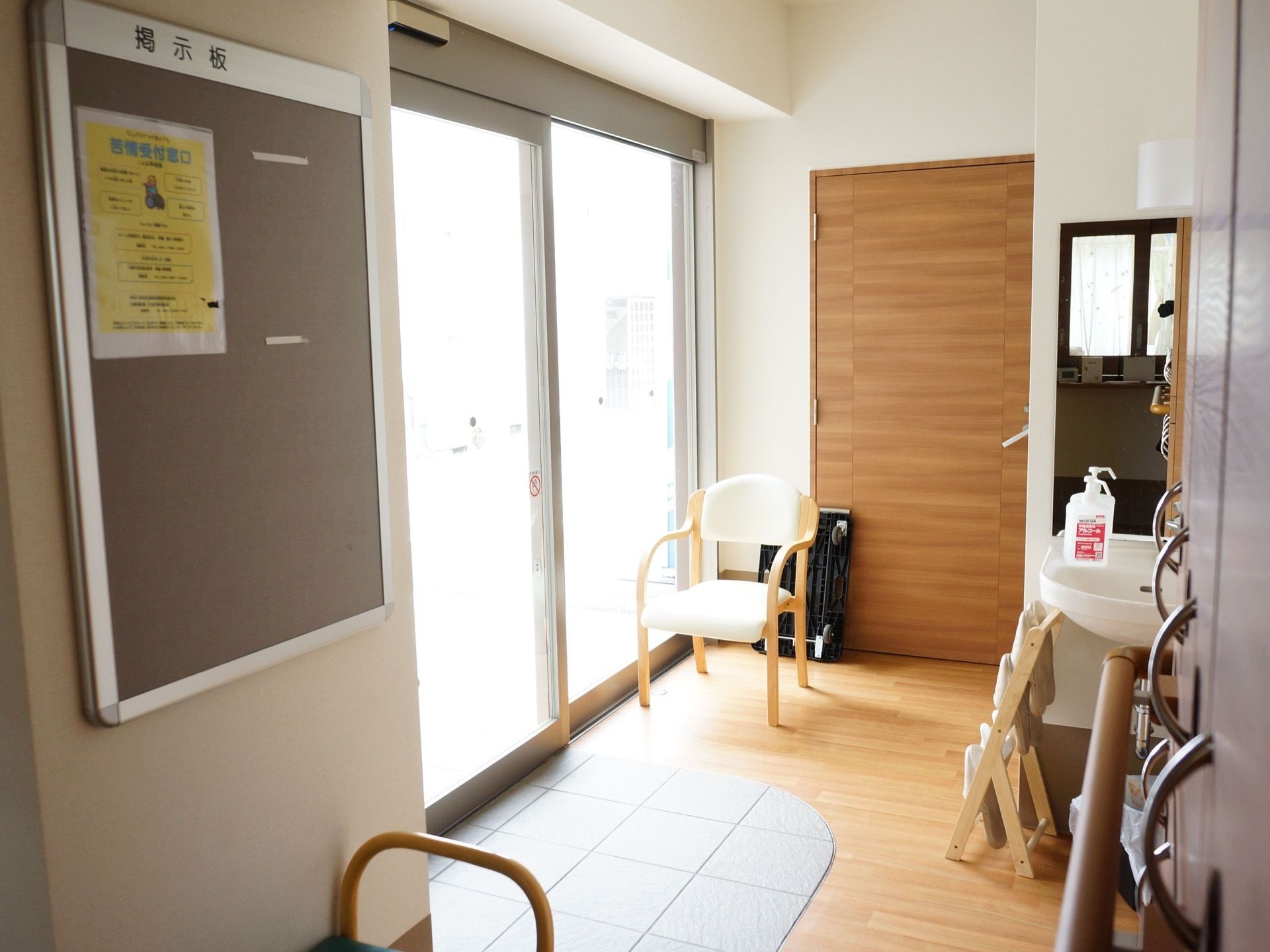 入口は自動ドアである。入って左側には椅子が１脚置かれ、右側には掲示板が設置されている。正面には手洗い場がある。
