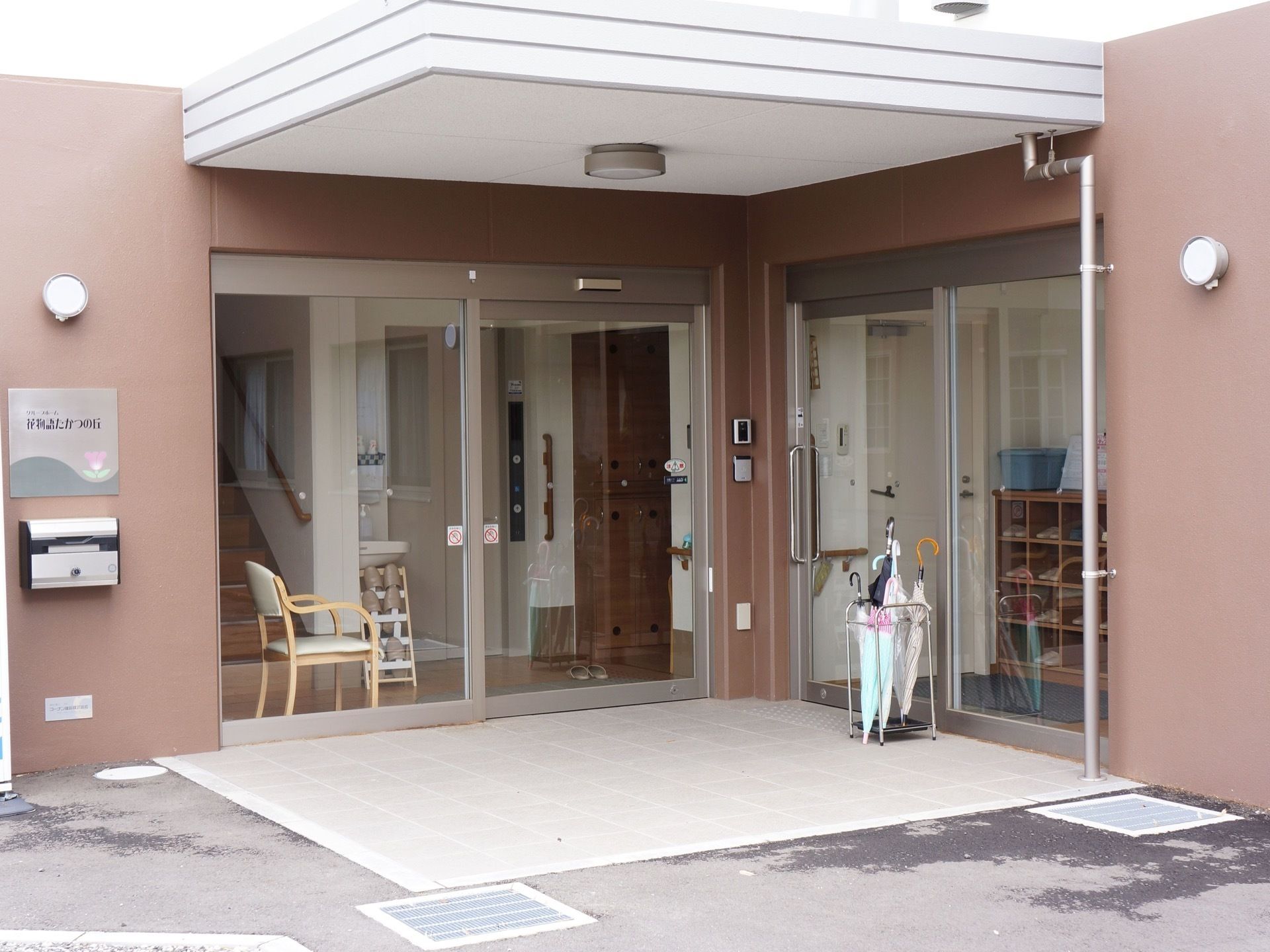 玄関には屋根が設置されており、地面はバリアフリー構造となっている。入口はガラスの自動ドアと引き戸の二種類がある。