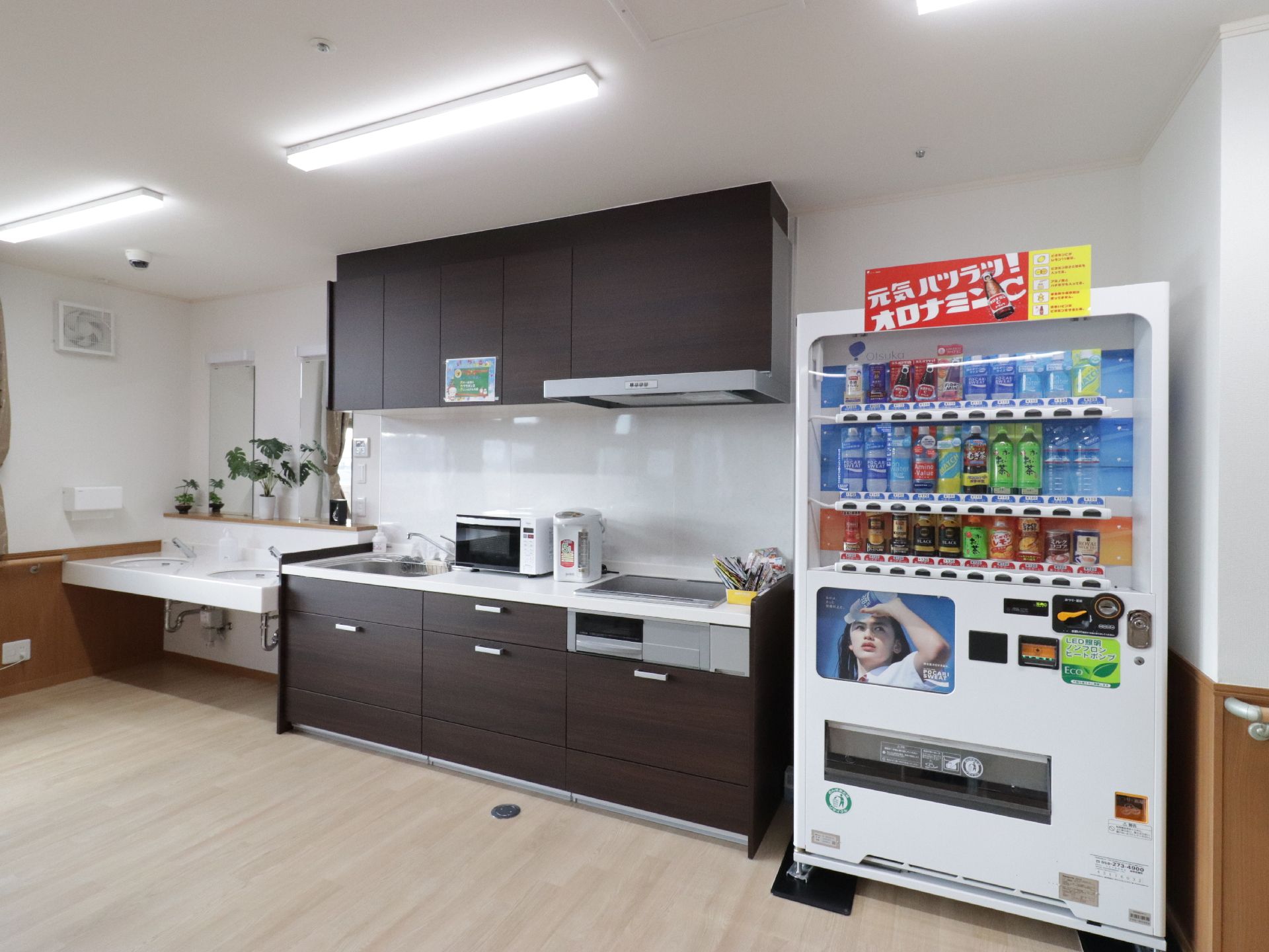 共有スペースには自動販売機、シンク付きのキッチン、洗面台が備え付けられている。来訪者様がいらしても、お茶を淹れたりなど対応が可能である。