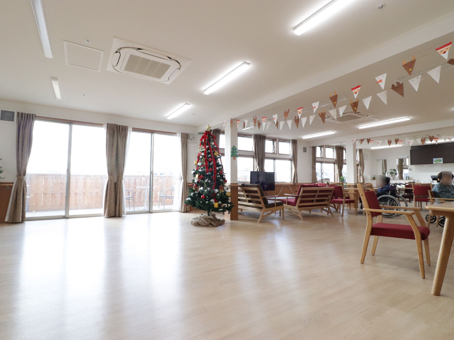 外の景色が一望できるよう、たくさんの窓を設けている。掃き出し窓の前には、足元に障害物がないので、スムーズに移動ができる。
