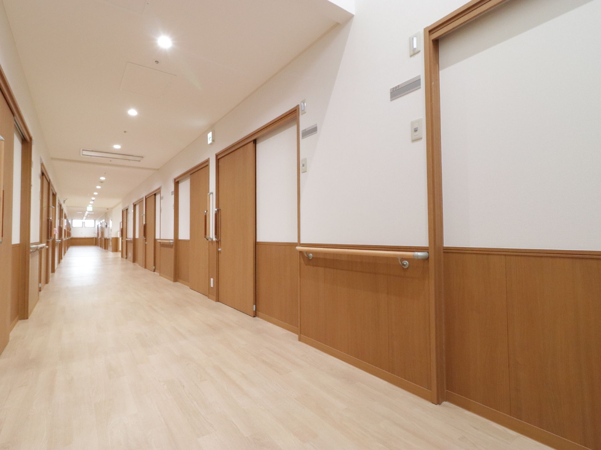 通路の天井には等間隔に照明が付いているので、昼夜関係なくいつも足元は明るい。両側の壁には手すりが付いており、つたいながら歩くことが可能。