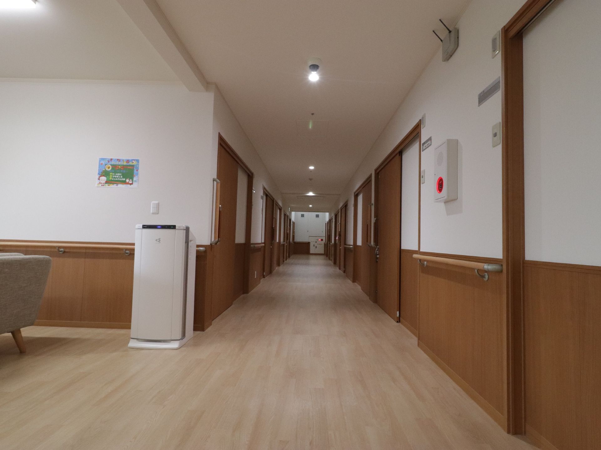 幅の広い通路では、車椅子をご利用の方にも快適に移動していただける。途中で休めるよう、椅子を設けている。