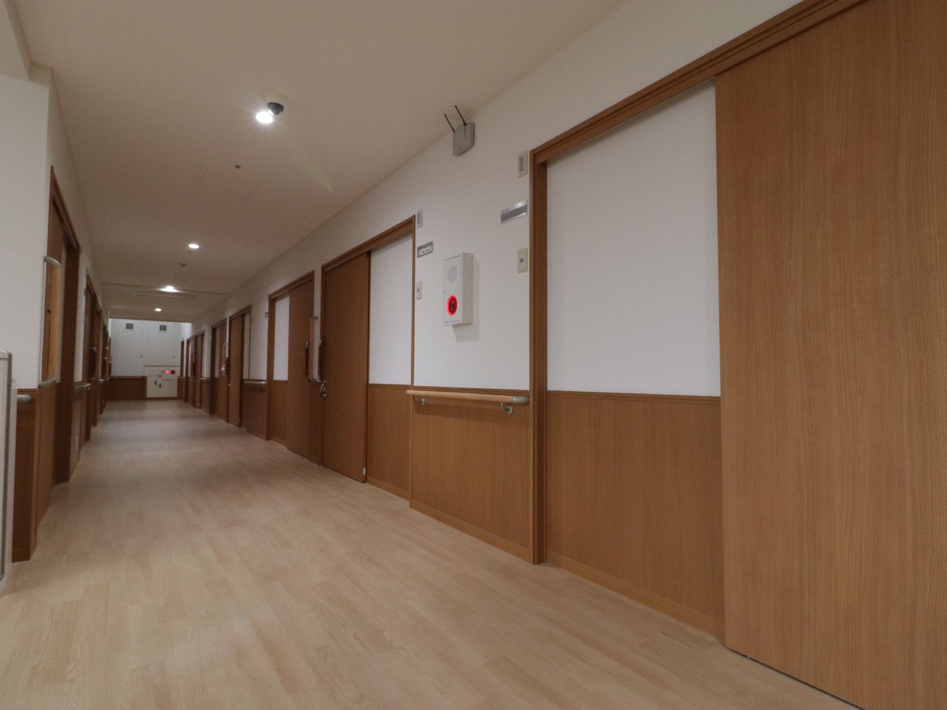 通路はまっすぐに伸びており、各居室には入居者様のお名前が掲げられているので、間違えずに見付けることができる。