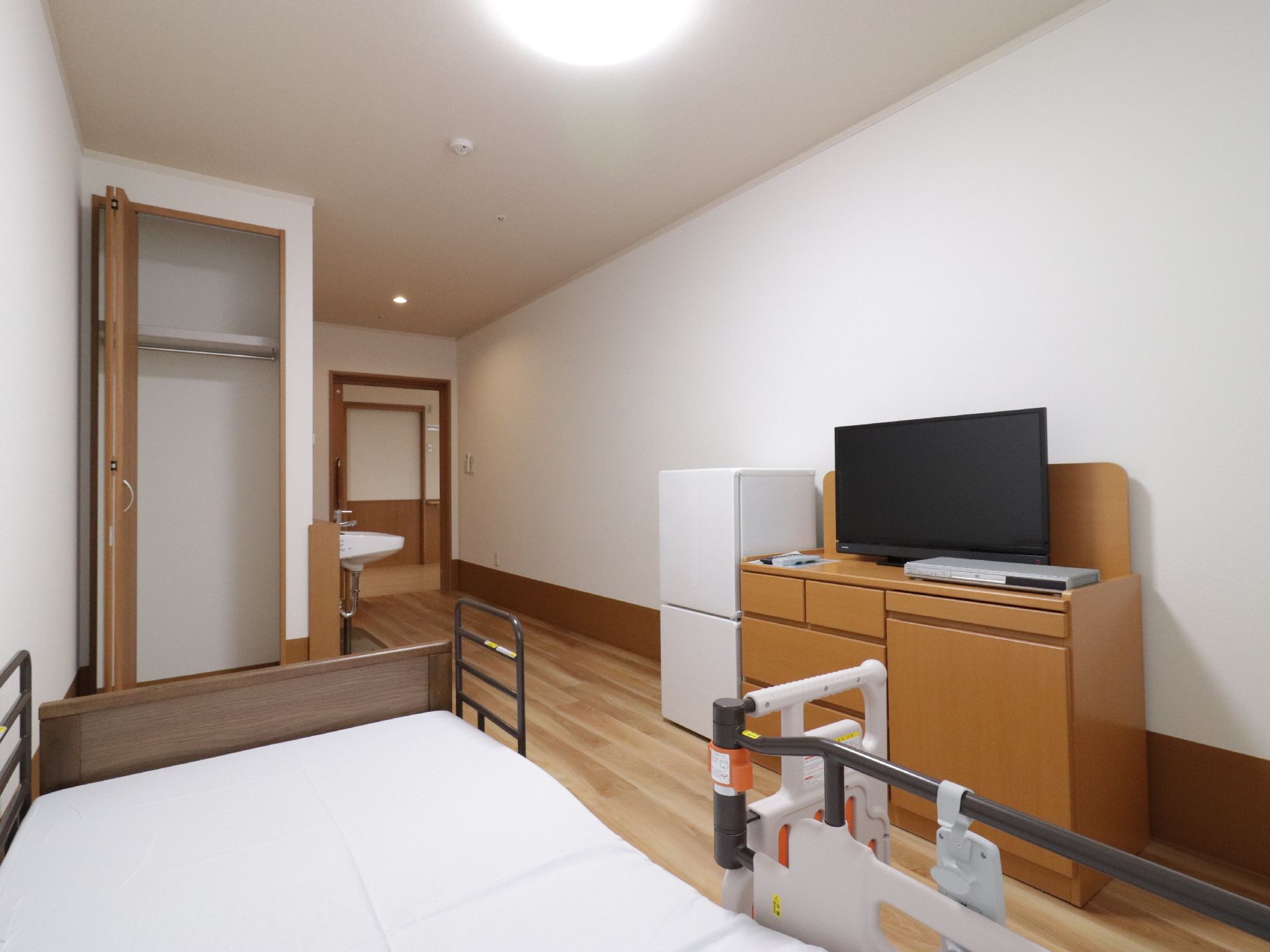 お一人の時間を豊かに過ごしていただくために、空調や日照、騒音などの住宅環境に十分配慮されている。部屋の広さも十分確保されている。
