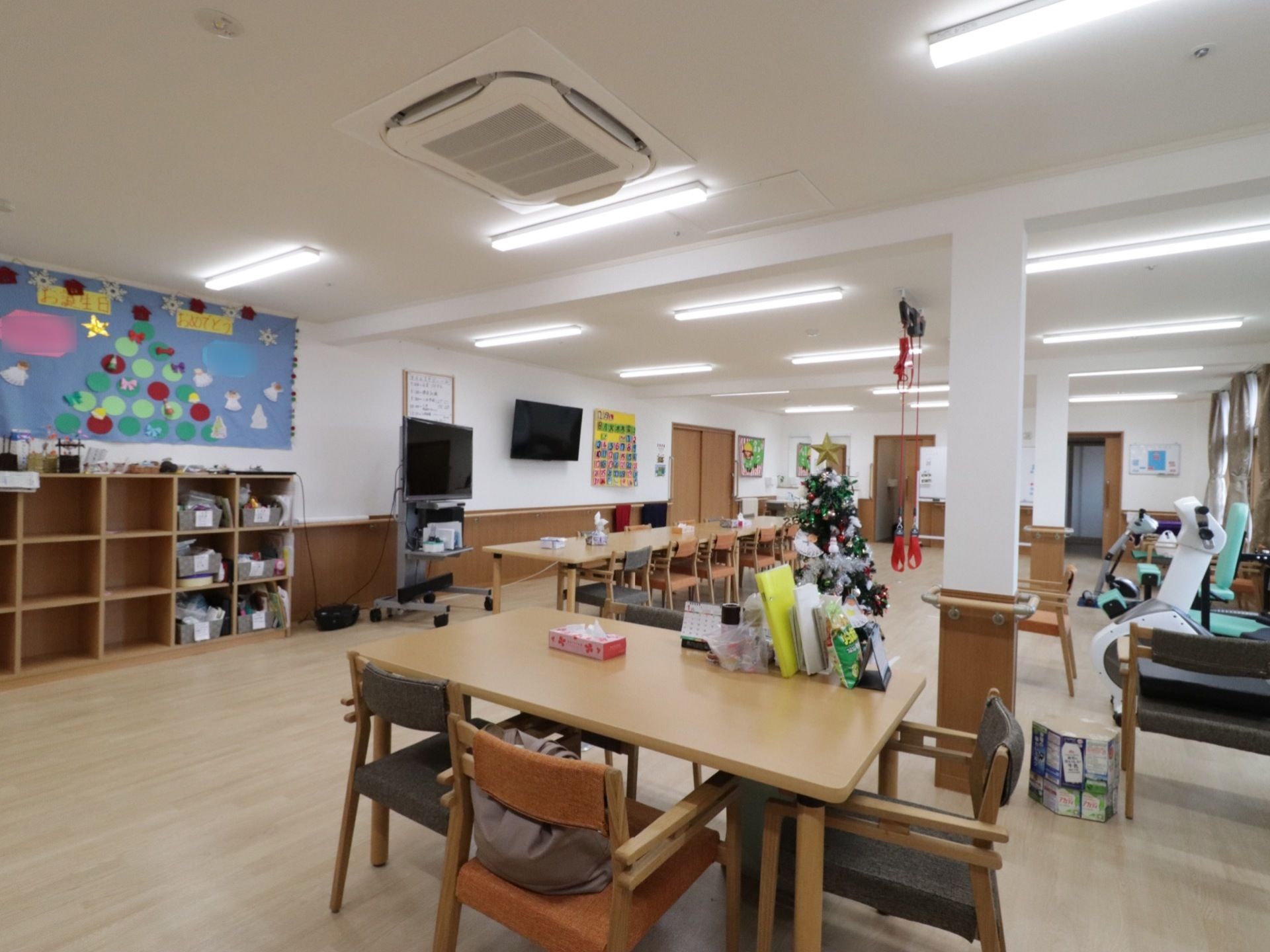 機能訓練室には、大型のテレビが設けられており、椅子に座って皆で鑑賞することができる。天井には埋め込み式のエアコンが備わっている。