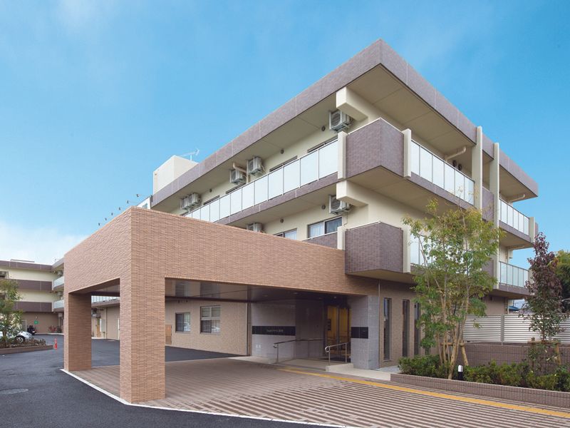 ３階建ての建物で、玄関前に車寄せが備わっている。玄関入り口前には緩やかな短いスロープがあり、手すりが設置されている。