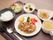この日の食事は、ごはん、スープにメインの肉料理と小鉢２品、デザートである。野菜がふんだんに使われており、食べやすい大きさで調理されている。
