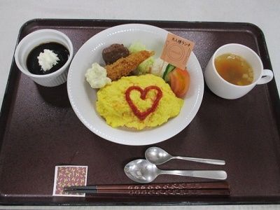 海老フライとハンバーグと、ケチャップでハートを描いたオムライスと、スープとデザートのセット