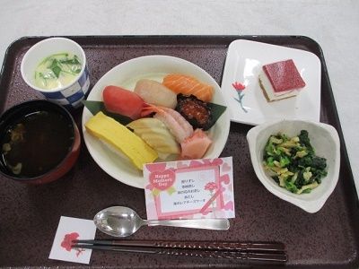 握り寿司と茶碗蒸しとおひたしとデザートのセット