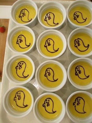 チョコレートソースでお化けの絵を描いたプリン