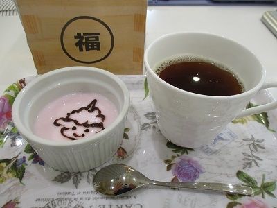 チョコレートソースで鬼の絵を描いた節分のデザートと紅茶