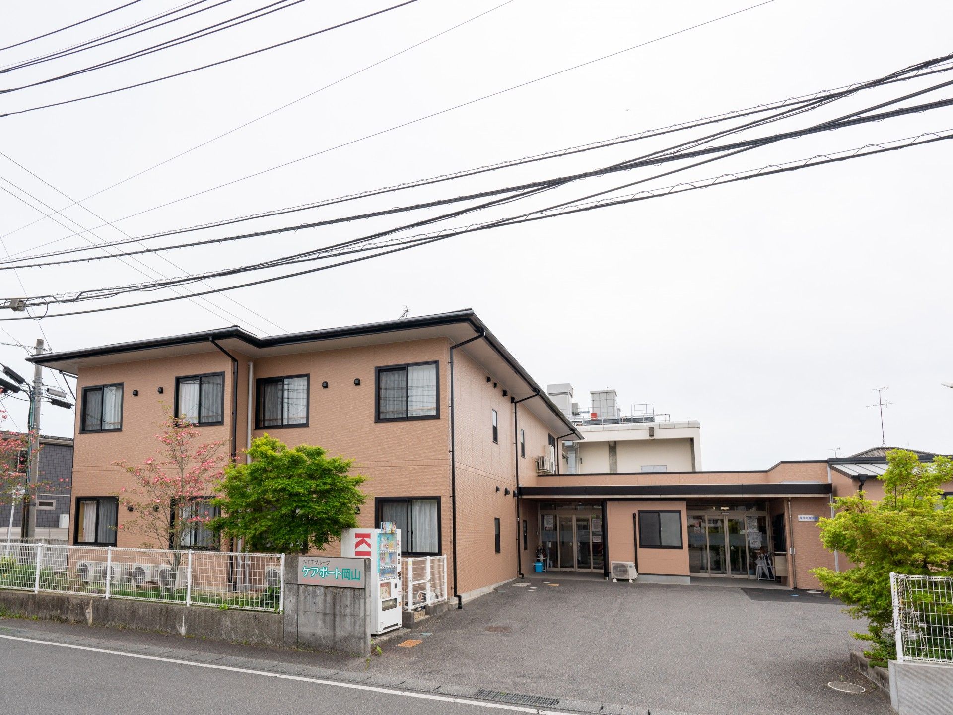 落ち着いた外観の建物
