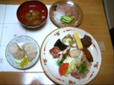 一つのプレートにさまざまなお料理が並べられている食事