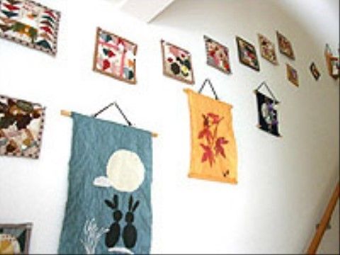 手すりが設置されている階段の壁に、手作りのオブジェが飾られている様子
