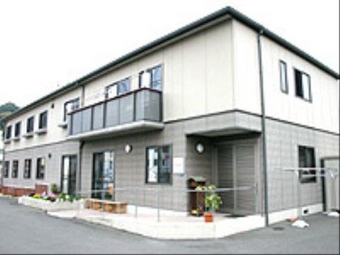 ２階建ての集合住宅タイプのホームで、周辺は閑静な住宅街。敷地内はバリアフリーであり、車椅子で館内までご移動いただける。