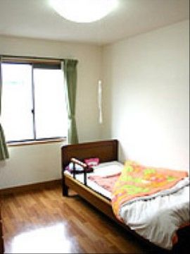 窓から明るい日差しが入る、居心地の良い居室である。ベッドを入れても余裕があり、お好きな家具をご持参いただける。