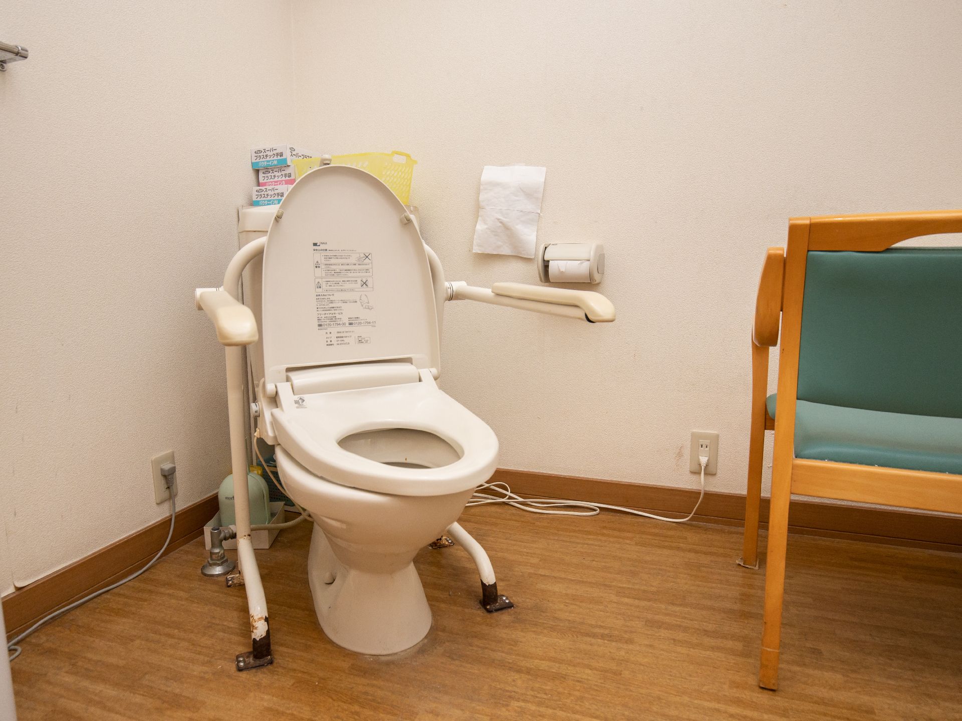 トイレは部屋の隅に斜めに取りつけてあるので、左右と前方の３方向からスタッフが介助できるようになっている。