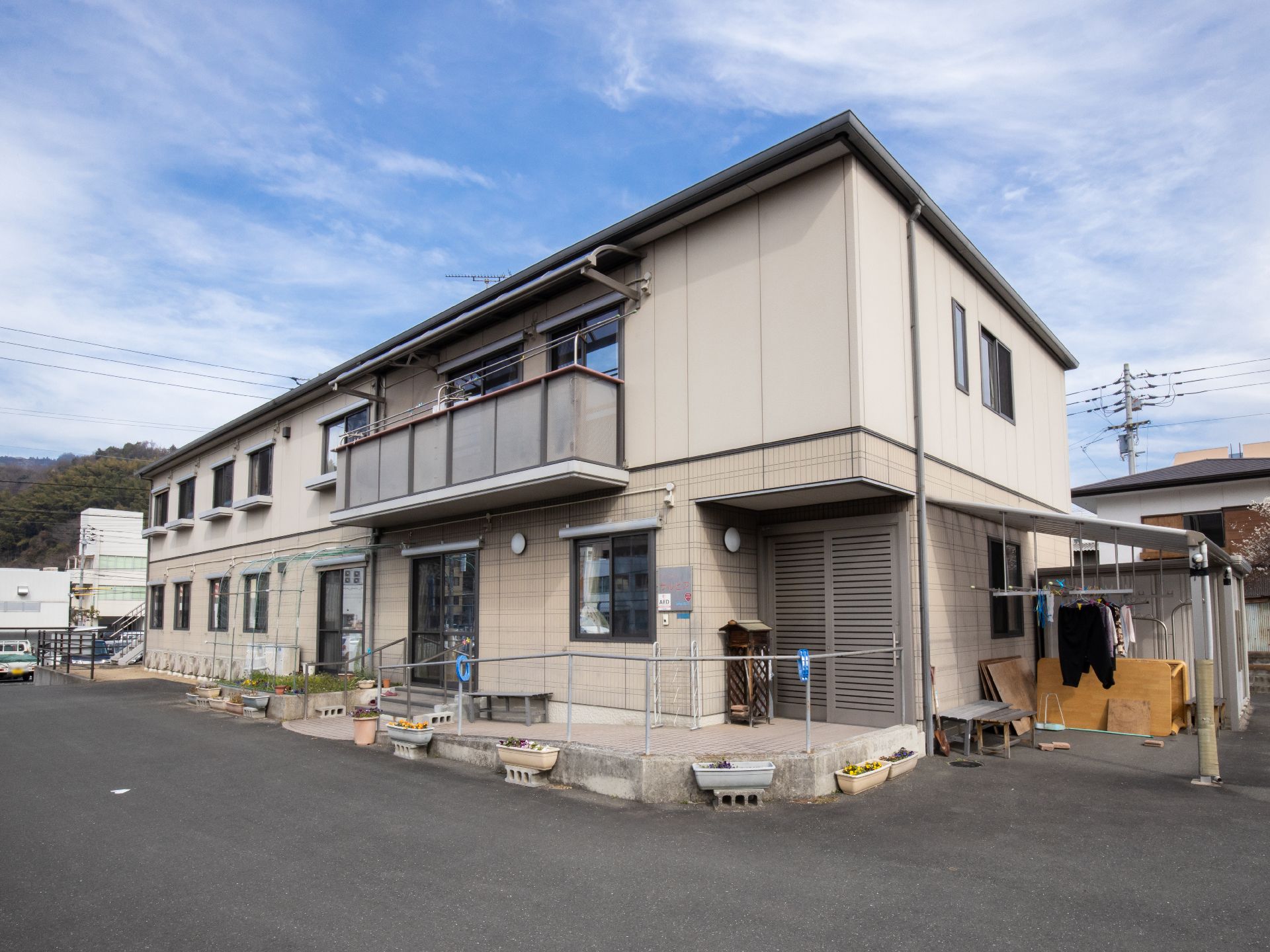２階のベランダと１階の車庫部分を活用して物干しスペースになっている。雨除けの屋根がついているので、天候の悪い日でも利用することができる。