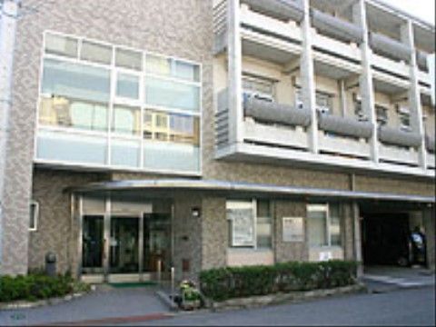 施設の建物は全体的に四角い造りで、玄関上の部分に大きな窓がある。２階以上の部分にはベランダが付いている。