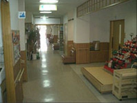 廊下は見通しがよい造りになっている。廊下の途中に広いスペースがあり、雛人形の七段飾りが設置されている。