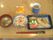 手前に箸が置かれている。味噌汁、ご飯、おかずに加え、デザートも用意されている。この日のメインは魚料理である。