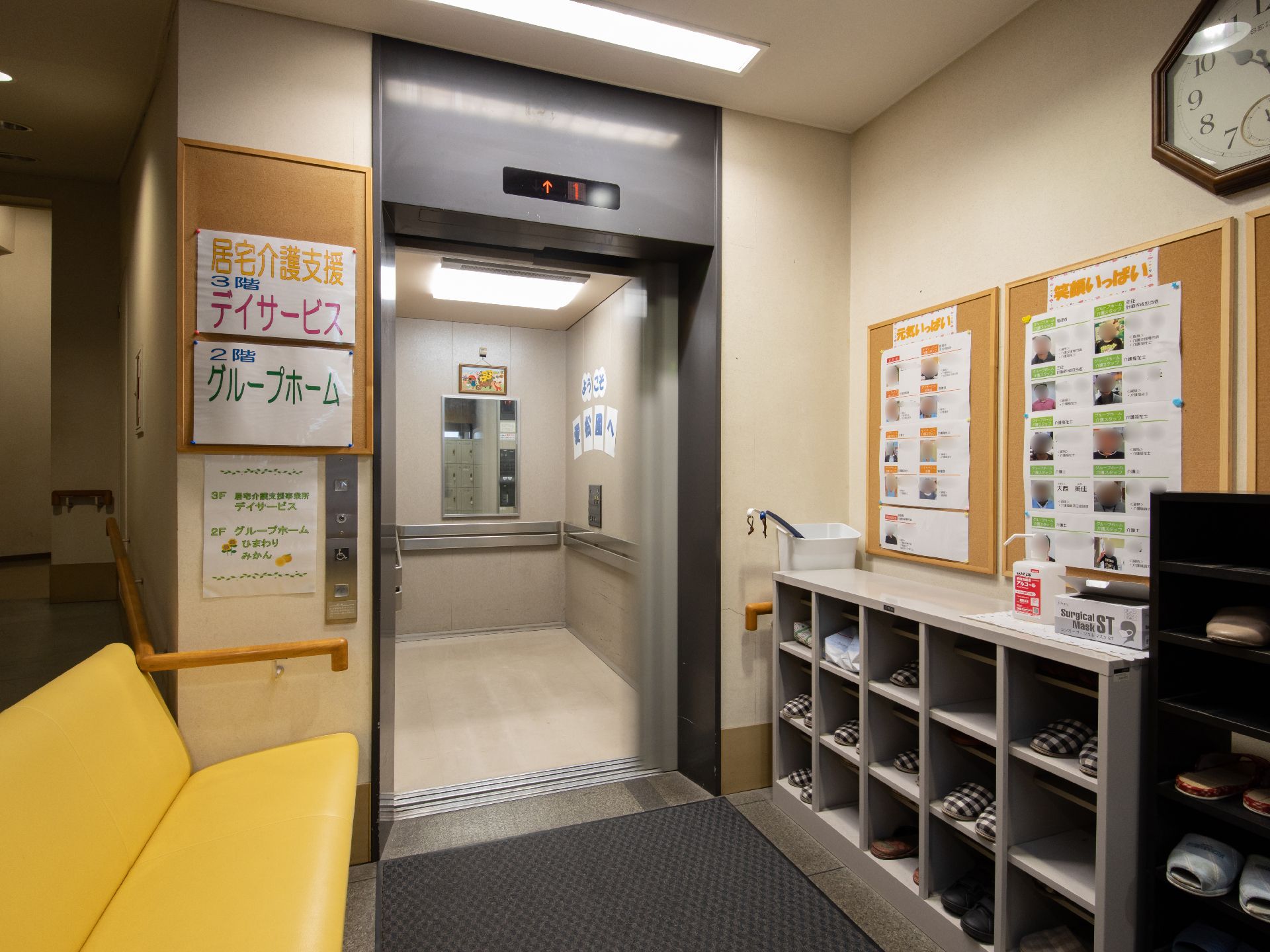 館内に完備されているエレベーターである。扉は開かれており、庫内に設置されている鏡や手すりが見えている。