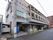 ３階建ての２階部分に施設が設けられている。交通アクセスが良好で商業施設が点在しながらも大きな公園がある。