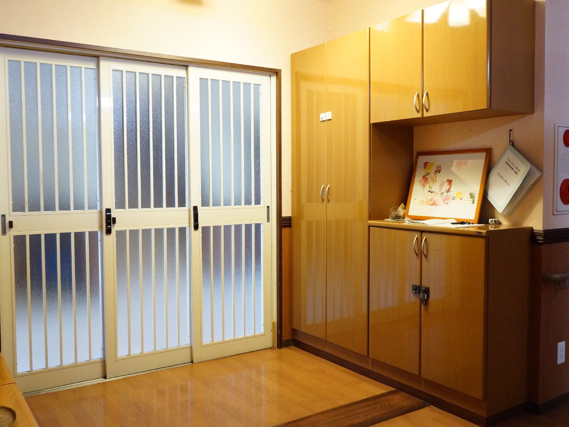 まるで、自宅の玄関のように落ち着く空間である。落ち着いた色合いでまとめられている。扉は引き戸になっている。