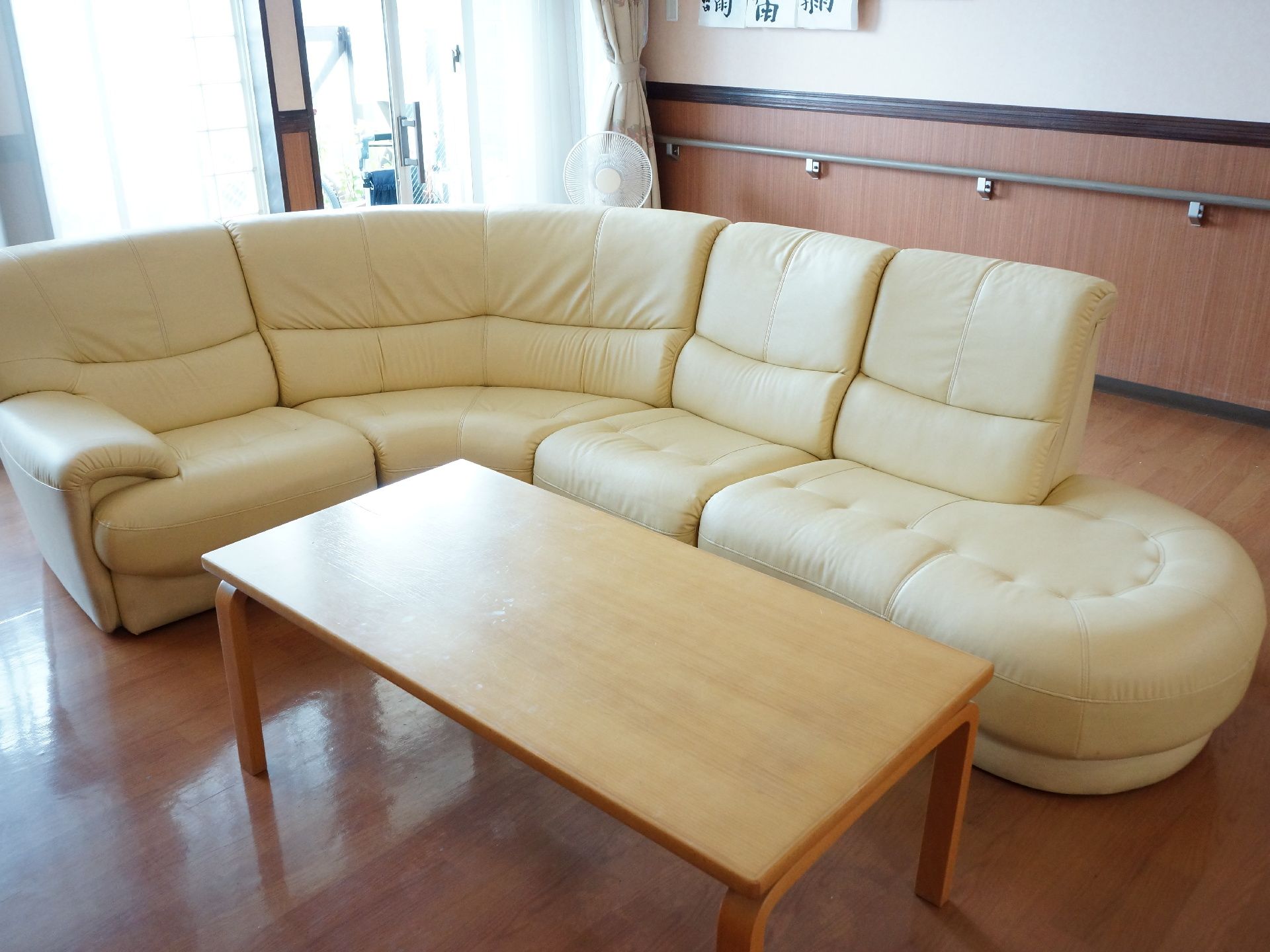 大きな窓が開放的な談話室には、白のソファーセットが用意されている。ゆったりくつろぐことができる。