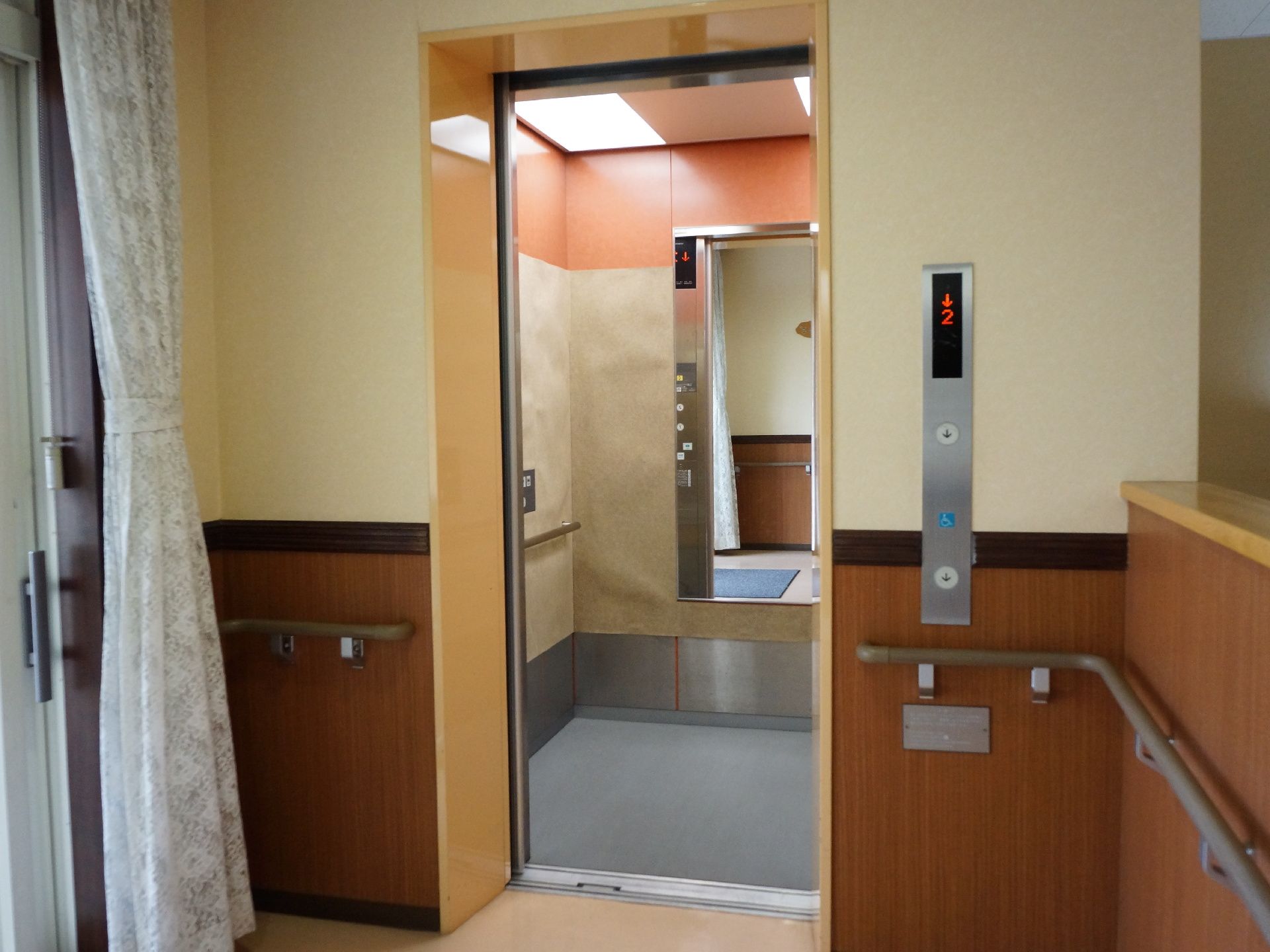 コンパクトながらも高齢者には必要なエレベーターである。移動も楽になって鼓動する範囲も広くなる。車椅子の方には重宝する。