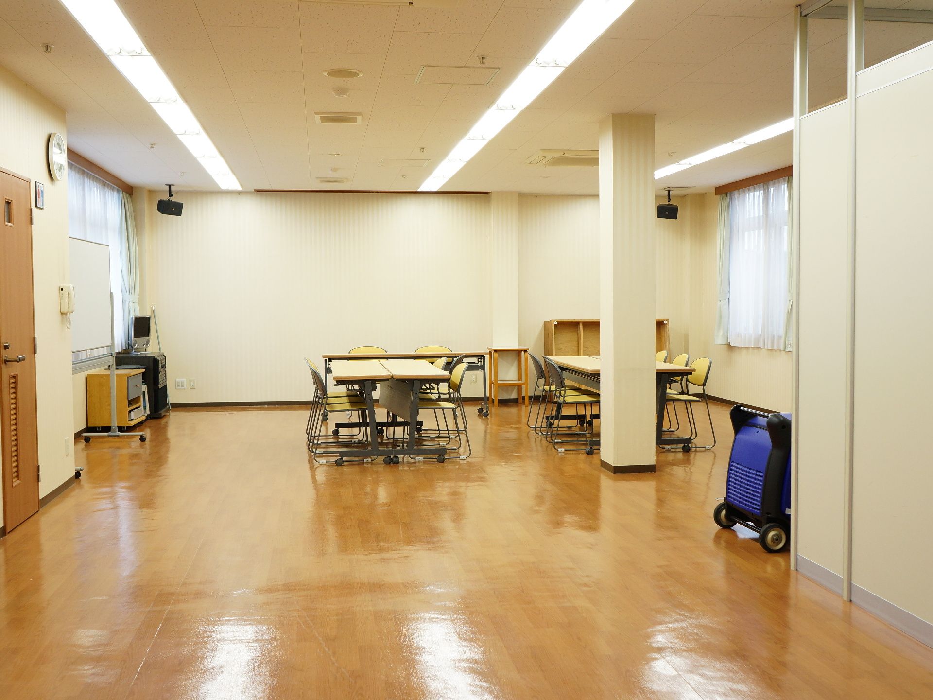 バリアフリーで広い空間なので、車椅子利用者も使用できる。音響設備が完備されているので、様々なイベントに利用できる。