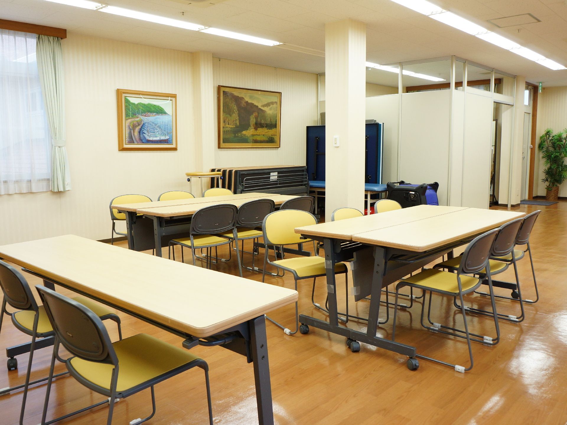 椅子やテーブルを除けると広いホールに変わる。イベントを行うスペースとして最適である。バリアフリーなので、車椅子の方も楽しめる。