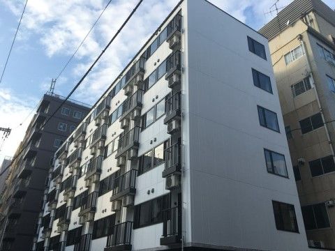 マンションのような高さのある、白い外壁をした施設外観