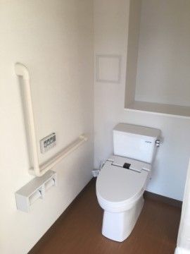 便器は綺麗に磨かれており、清潔に保たれている。洗浄など操作ボタンは壁に取り付けられており、入居者様に分かりやすい設計となっている。