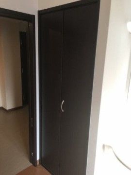 居室にある収納設備の扉。部屋の扉の色に合わせられている。それなりに幅があり、かなり収納量は多そうである。
