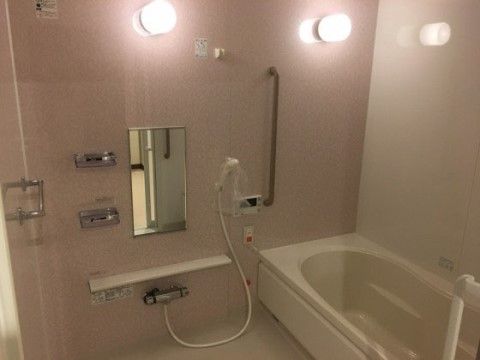 清潔な浴室。照明が複数設置されている。手すりもついているので、安全に入浴を楽しめるようになっている。