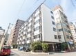 段差が排除された、車椅子の方でも楽に入館できる施設の外観