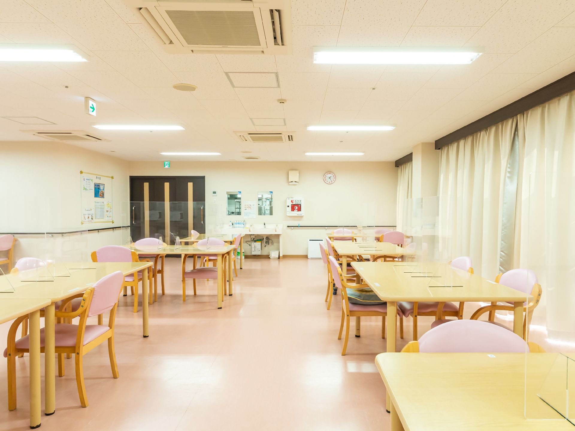 窓から多くの日差しが差し込み、ソファーが置かれている共有スペース