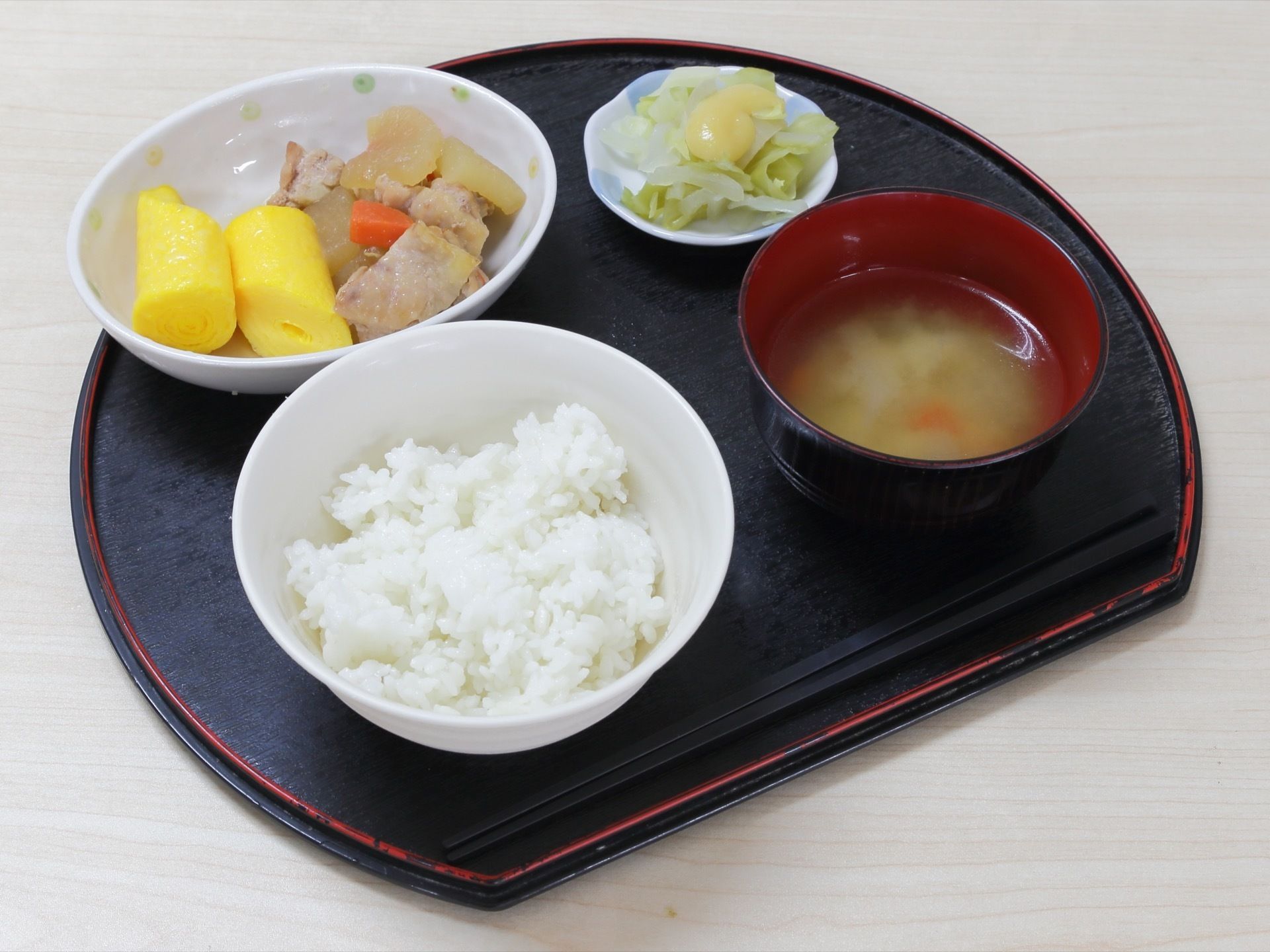 食事はトレーに乗せて一人ずつ提供している。この日は、肉や野菜、卵などを使った献立で、栄養バランスが良いものとなっている。