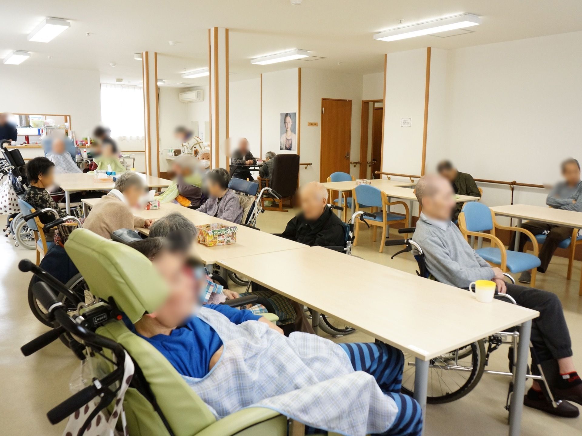 数多くのテーブルや椅子が置かれ、車椅子をご利用の方でも乗ったままで席に着くことができる。一度に大勢で食事ができる。
