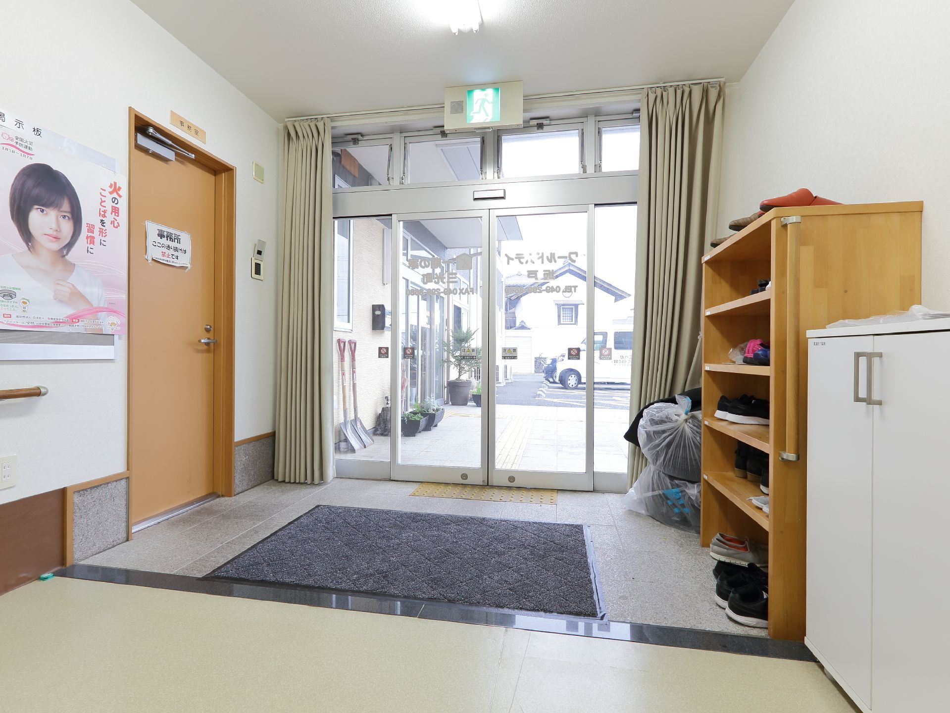 入って右手に事務所へのドアがあり、左手に下駄箱が設置されている施設入口