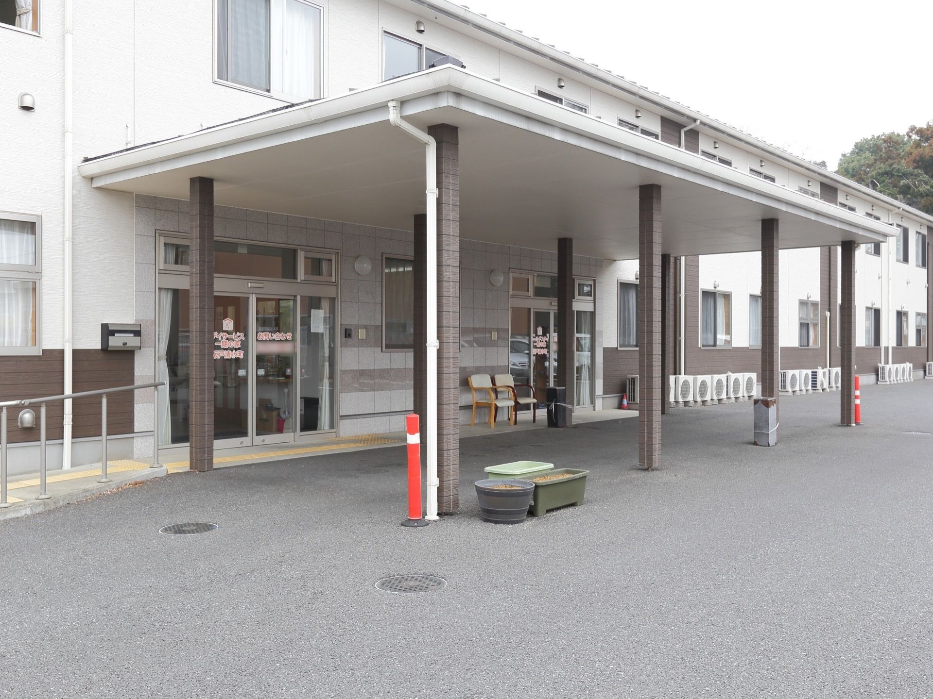 エントランスが2ヶ所ある。休憩用の椅子と大きな屋根が完備されている。一帯はバリアフリー仕様で広々としている。