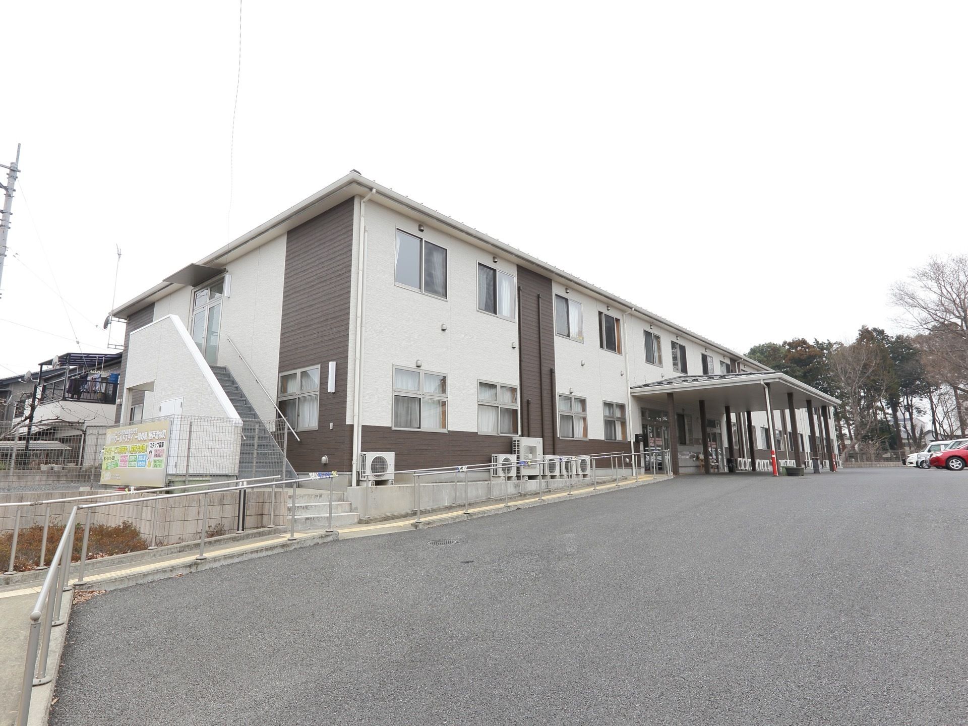 施設内には車道と別に、歩行用にゆるやかな傾斜になったスロープがある。両脇には手すりが設置されている。